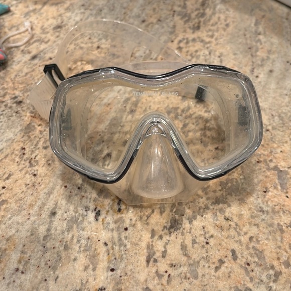 Scuba and Snorkle mask. It's a kids mask and it's adjustable - Picture 1 of 4